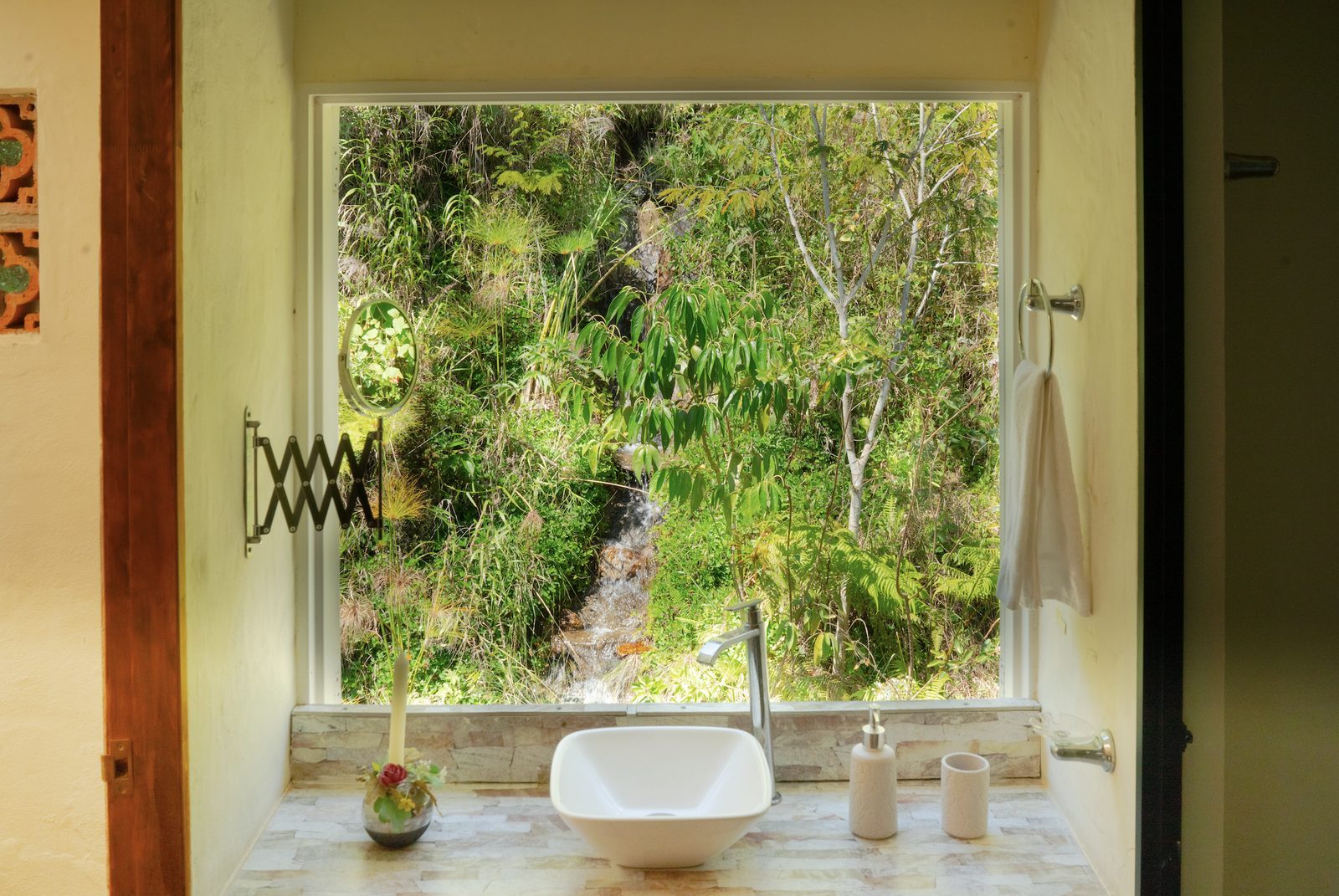 Habitación Mano de Oso - baño con vista a la quebrada