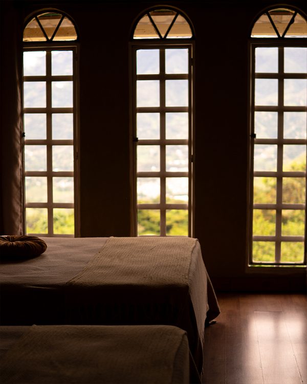 Habitación Yarumo - ventanales con vista a las montañas