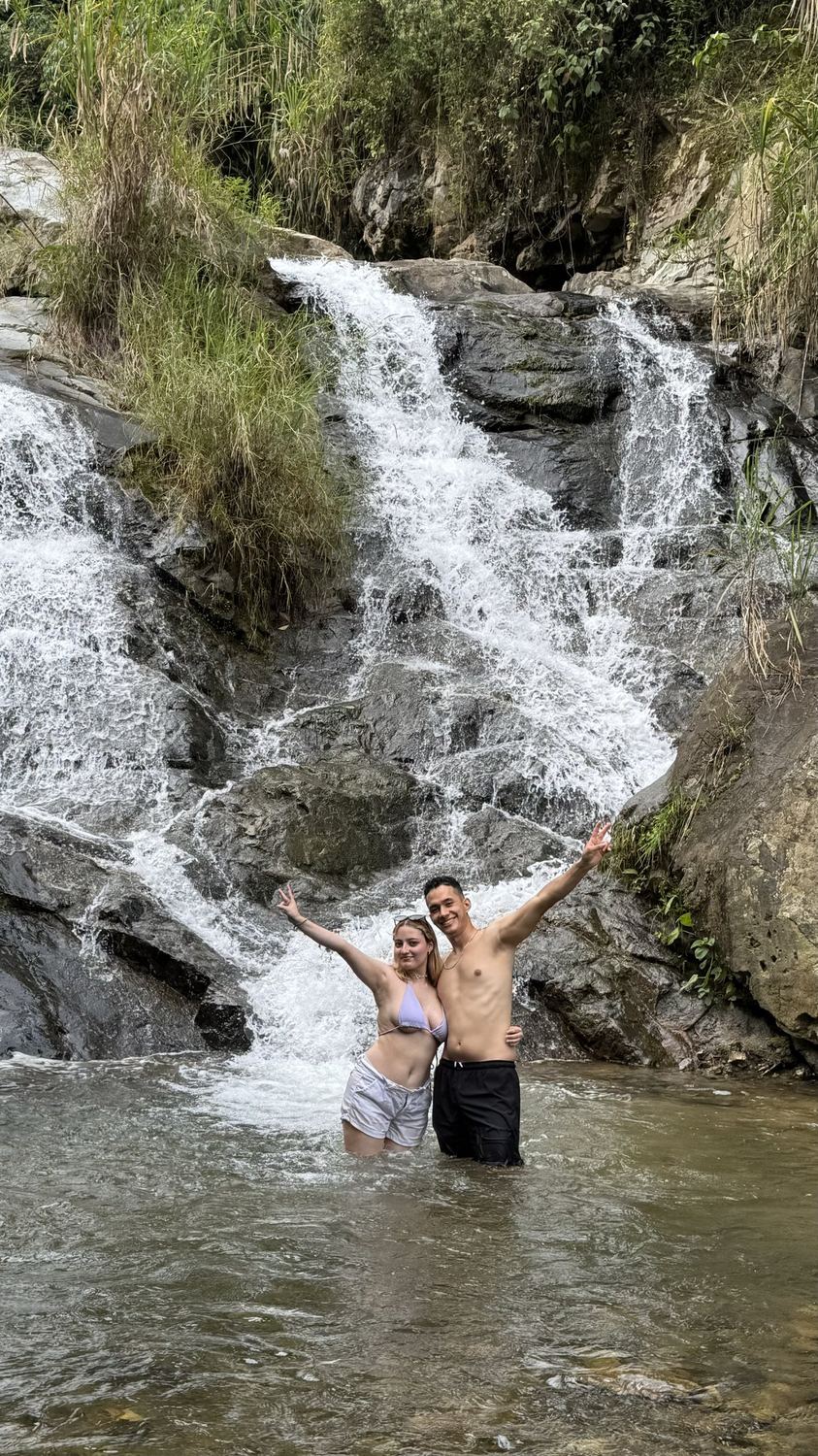Pareja en la cascada Ancestral