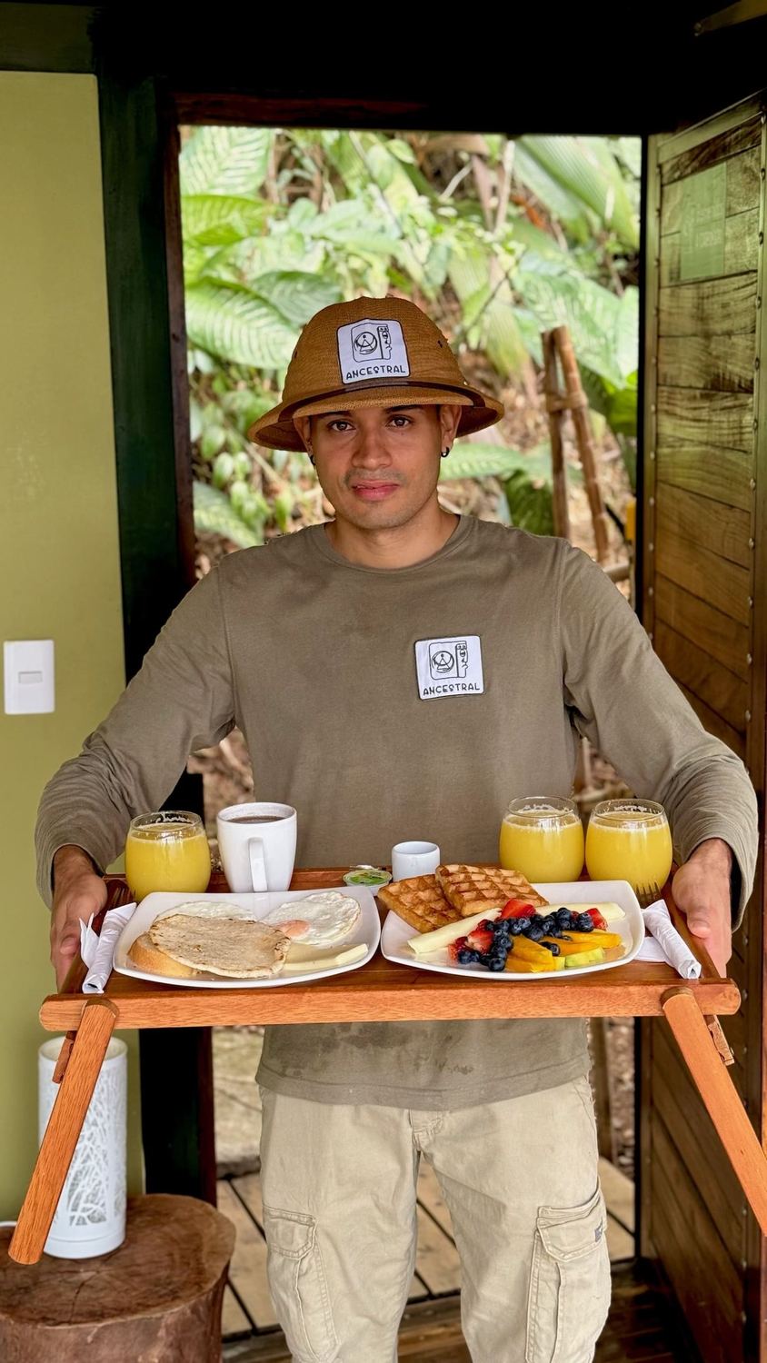 Desayuno Ancestral servido con vista al bosque