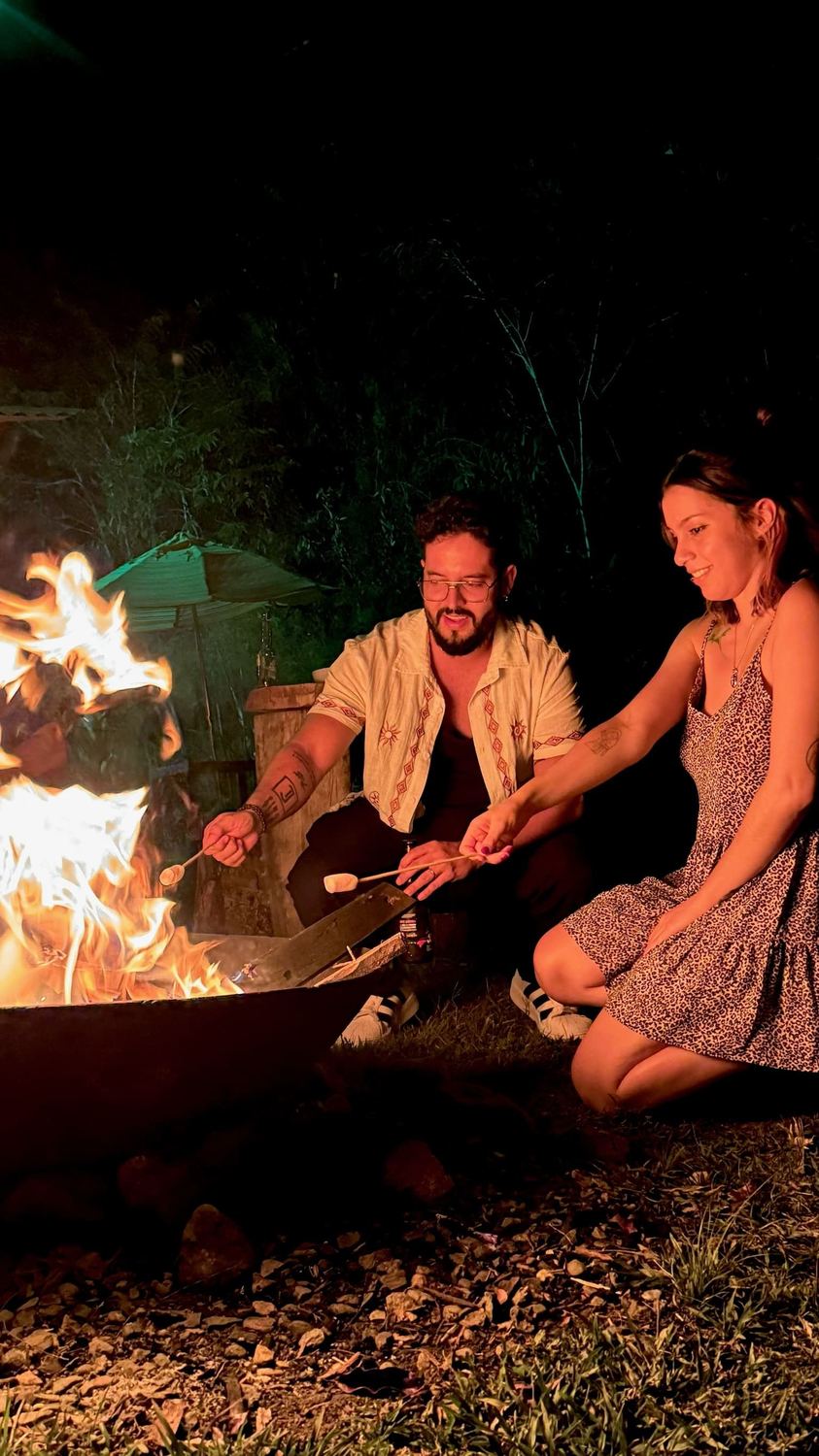Fogata con malvaviscos en Ancestral Glamping