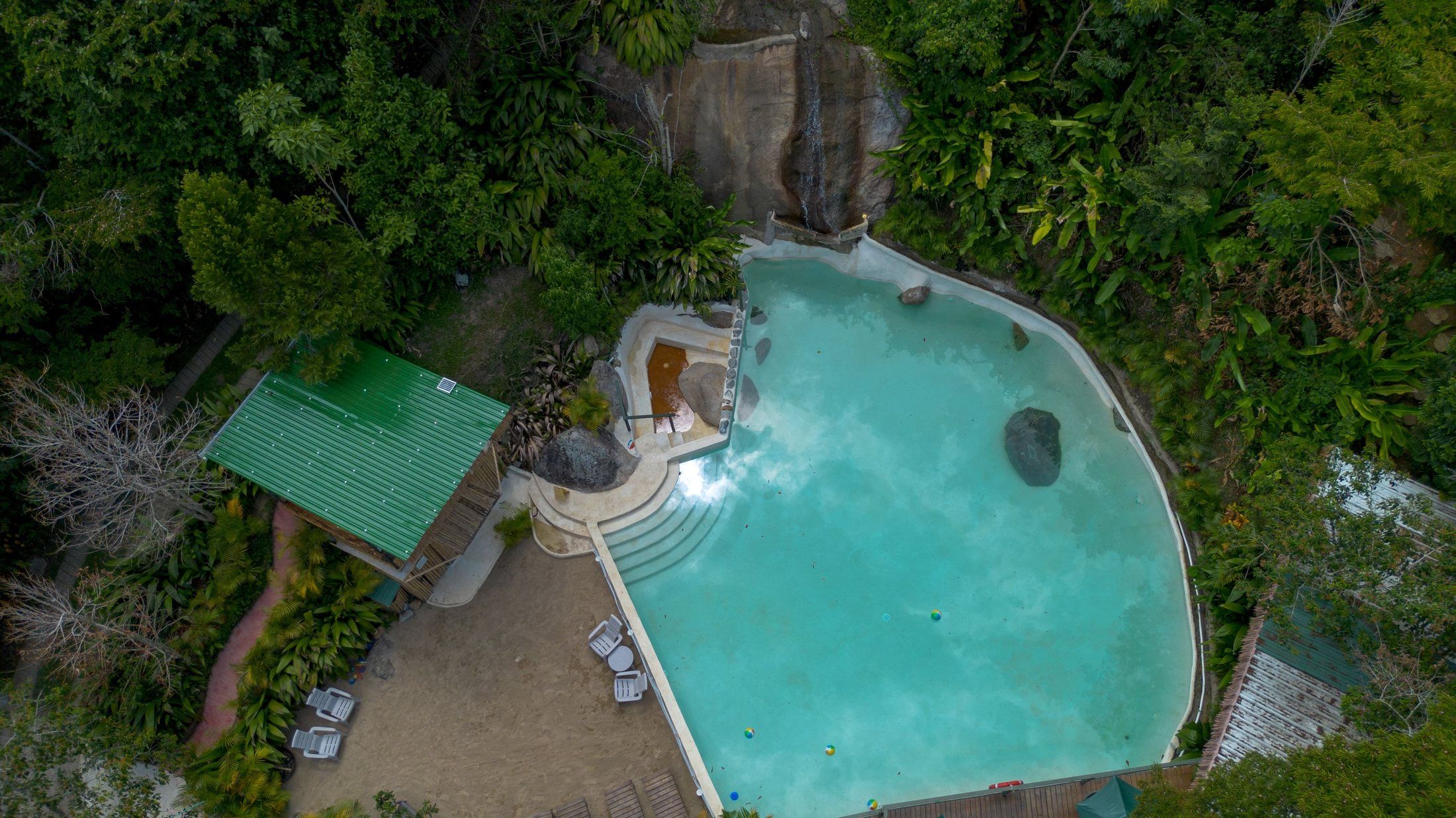 Piscina natural Oasis Ancestral Glamping vista aérea desde drone